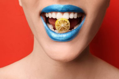 Yaratıcı makyaj ve renk arka plan, closeup Ağızdan şeker olan güzel kadın