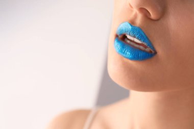 Açık renkli, closeup yaratıcı makyaj güzel genç kadın