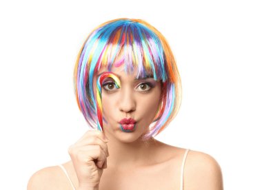 Beyaz arka plan üzerinde yaratıcı makyaj ve şeker kamışı ile güzel genç kadın