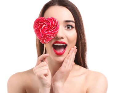 Beyaz arka plan üzerinde lolipop çekici genç kadın