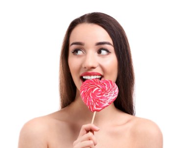 Beyaz arka plan üzerinde lolipop çekici genç kadın