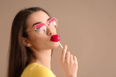Lolipop renk arka plan üzerinde çekici genç kadın