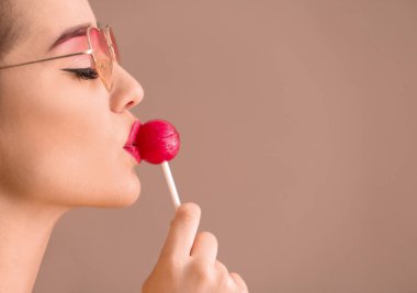 Lolipop renk arka plan, closeup üzerinde çekici genç kadın