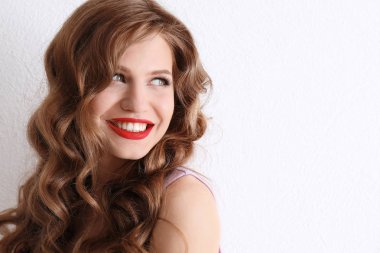 Aydınlık arka planda güzel genç bir kadın