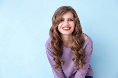 Renkli arka planda güzel genç bir kadın