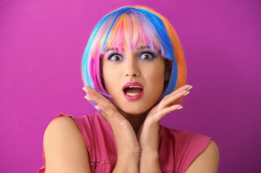 Renk arka plan üzerinde savurgan genç kadın