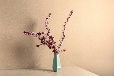 Masada güzel çiçek dalları ile vazo