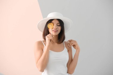 Lolipop renk arka plan üzerinde olan güzel kadın