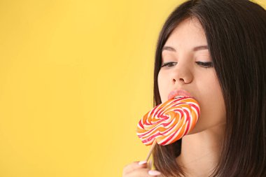 Lolipop renk arka plan üzerinde olan güzel kadın