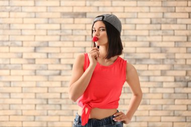 Lolipop duvara karşı olan güzel kadın