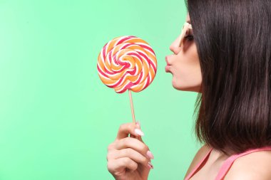 Lolipop renk arka plan üzerinde olan güzel kadın