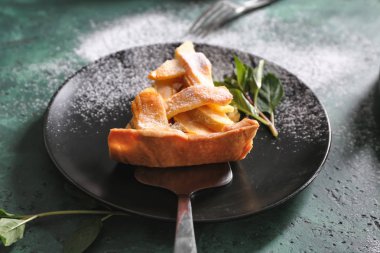 Lezzetli elmalı turta dokulu masada parçası ile plaka