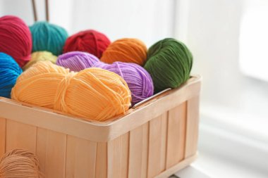 Renkli örgü iplikleri ile kapalı kutu