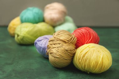 Tablo renkli örgü iplikleri