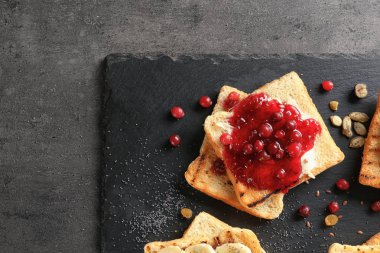 Lezzetli tatlı tost kayrak plaka, üstten görünüm