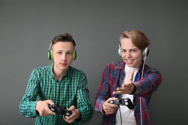 Gençler gri arka plan üzerinde gamepad ile