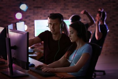 Gençler turnuvada video oyunları oynuyorlar