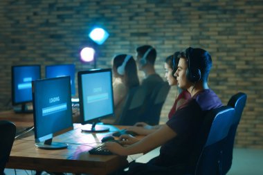 Gençler turnuvada video oyunları oynuyorlar