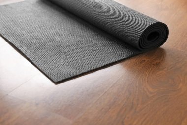 Yoga mat ahşap zemin üzerinde