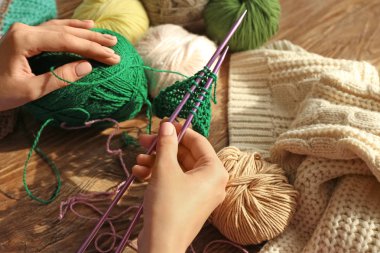 Genç kadın giysileri masada, closeup örgü