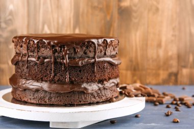Ahşap tahta masada lezzetli çikolatalı kek ile