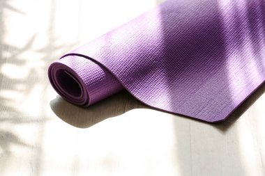 Yoga mat ahşap zemin üzerinde