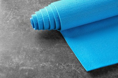 Yoga mat gri arka plan üzerinde