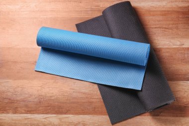 Yoga paspaslar üzerine ahşap arka plan