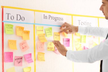 Scrum Görev panosuna Office takma yapışkan not dostum