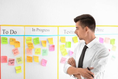 Adamın yanına scrum görev kurulu Office çıkartmaları ile