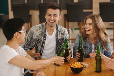 Bira içme neşeli arkadaş grubu içinde bar