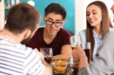 Bira içme neşeli arkadaş grubu içinde bar