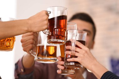 Grup arkadaşıyla tungur bardak birayla çubuk