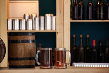 Varil ve bardak bira tablo üzerinde çubuk