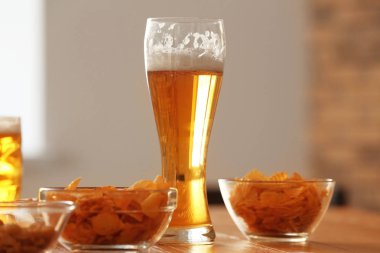 Bira ve tablo snacks ile cam çubuk