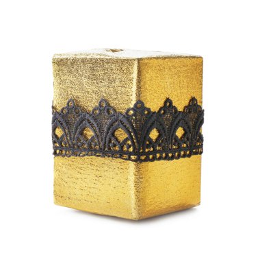 Beyaz arka planda güzel bir hediye kutusu