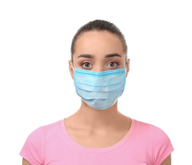 Beyaz arka plan üzerinde koruyucu maske genç kadın. Anti kavramı