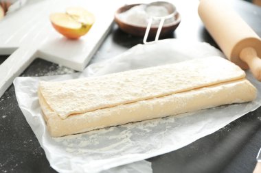 taze çiğ puf hamur masada