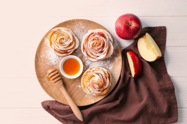 Lezzetli gül şekilli elma pasta ve bal ahşap tepsi