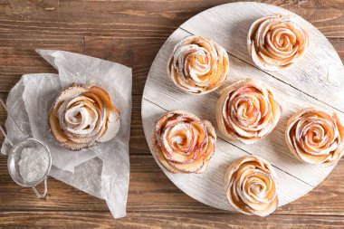 Lezzetli gül ahşap masa üzerinde elma pasta şeklinde