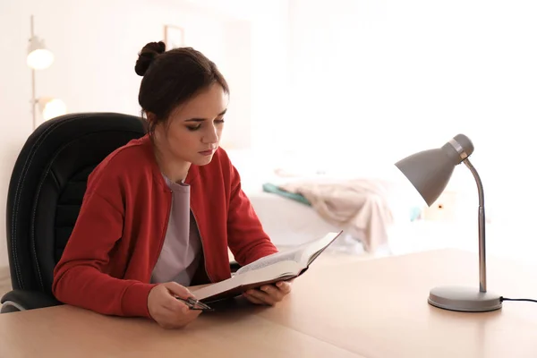 Giovane Donna Che Legge Libro Tavola Chiuso — Foto Stock