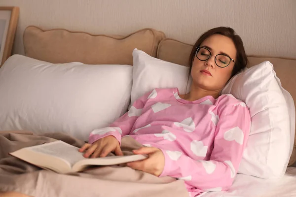 Νεαρή Γυναίκα Βιβλίο Στον Ύπνο Στο Κρεβάτι Στο Σπίτι — Φωτογραφία Αρχείου
