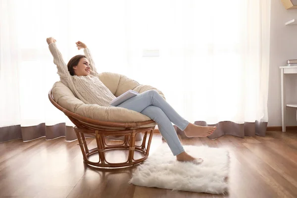 Jonge Vrouw Met Boek Rusten Lounge Stoel Thuis — Stockfoto