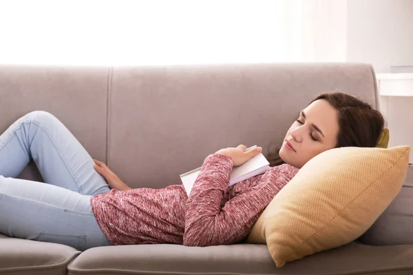 Mujer Joven Cansada Con Libro Durmiendo Sofá Casa —  Fotos de Stock