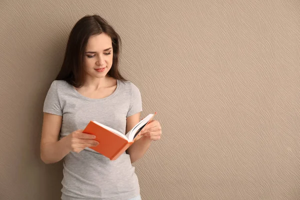 Jeune Femme Avec Livre Sur Fond Couleur — Photo