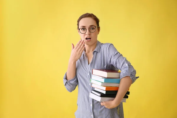 Mujer Joven Con Pila Libros Sobre Fondo Color — Foto de Stock