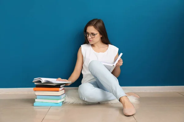 Jovem Leitura Livro Chão Perto Parede Cor — Fotografia de Stock