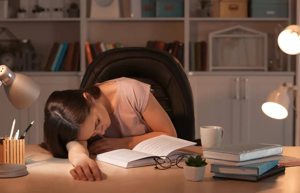 Jovem Mulher Dormindo Enquanto Senta Mesa Com Livro — Fotografia de Stock