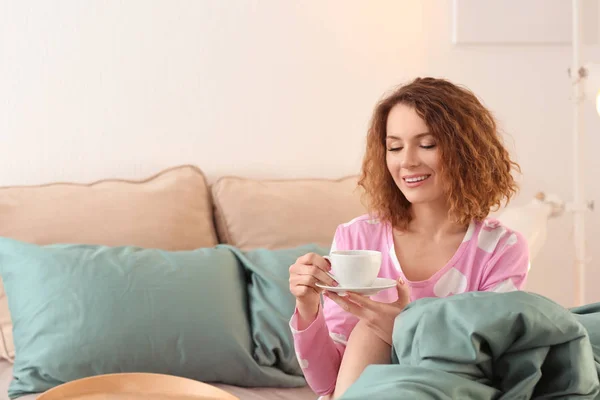 Mulher Bonita Bebendo Café Quente Manhã Casa — Fotografia de Stock