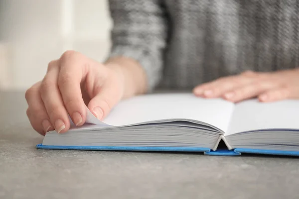 Giovane Donna Che Legge Libro Tavola Primo Piano — Foto Stock